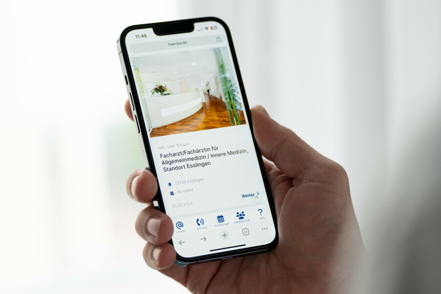 Nutzer:innen suchen per Smartphone oder Tablet nach passenden Ergebnissen in der digitalen Hausarztbörse